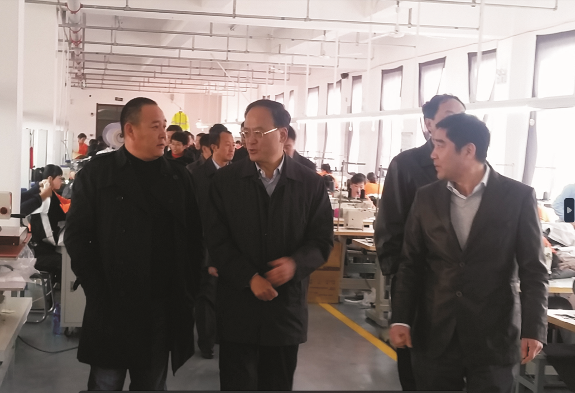 市領(lǐng)導(dǎo)到大孤山工廠參觀.png 市領(lǐng)導(dǎo)到大孤山工廠參觀.png